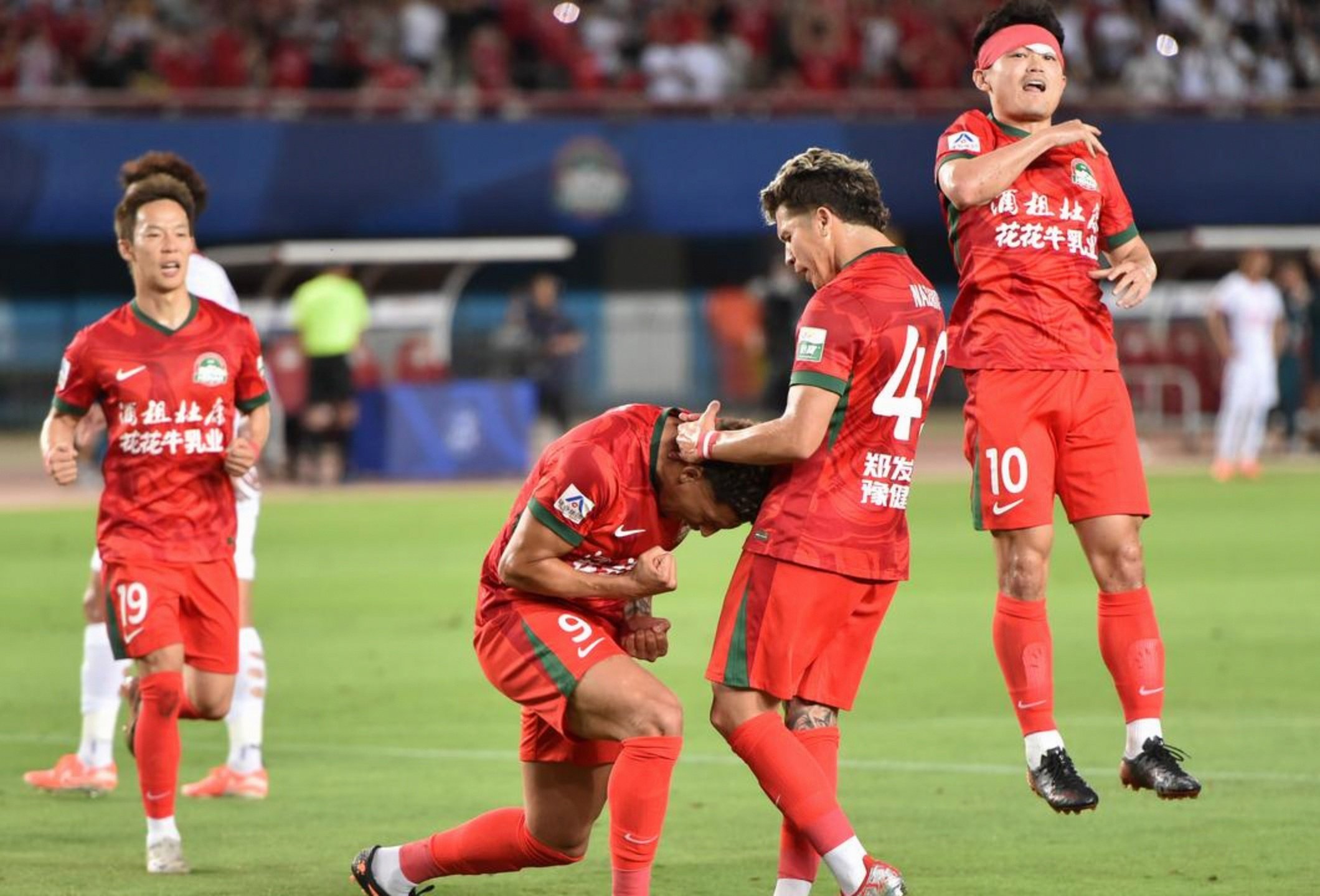 这也行？西汉姆关键时刻门线救险阿贾克斯加时末段防线松动，国际比赛日成都蓉城备战欧篮联